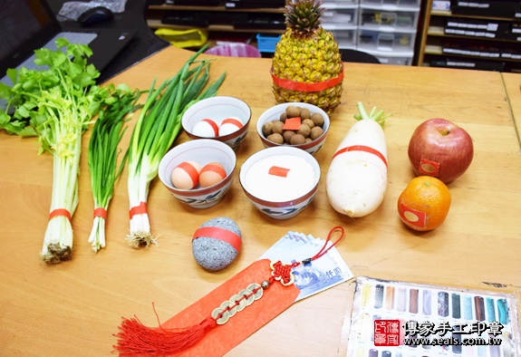剃胎毛、滿月剃頭、嬰兒剃頭、嬰兒理髮、嬰兒剃髮、嬰兒剃胎毛、嬰兒滿月剃頭、寶寶剃頭、剃胎毛儀式、剃胎毛吉祥話、滿月剃頭儀式、滿月剃頭吉祥話、寶寶剃胎毛、寶寶滿月剃頭理髮、新北永和區剃胎毛、新北永和區滿月剃頭、新北永和區嬰兒剃頭剃胎毛、新北永和區嬰兒理髮、新北永和區嬰兒剃髮、陳寶寶(新北永和區嬰兒寶寶滿月剃頭理髮、免費嬰兒剃胎毛儀式吉祥話)。中國風會場，爸媽寶貝免費穿「日中韓」古裝禮服。專業拍照、DVD光碟、證書。★購買「臍帶章、肚臍章、胎毛筆刷印章」贈送：剃頭、收涎、抓周，三選一。2016.01.13 照片1
